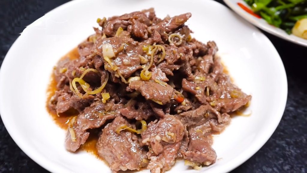 stir-fried beef with lemongrass and chili